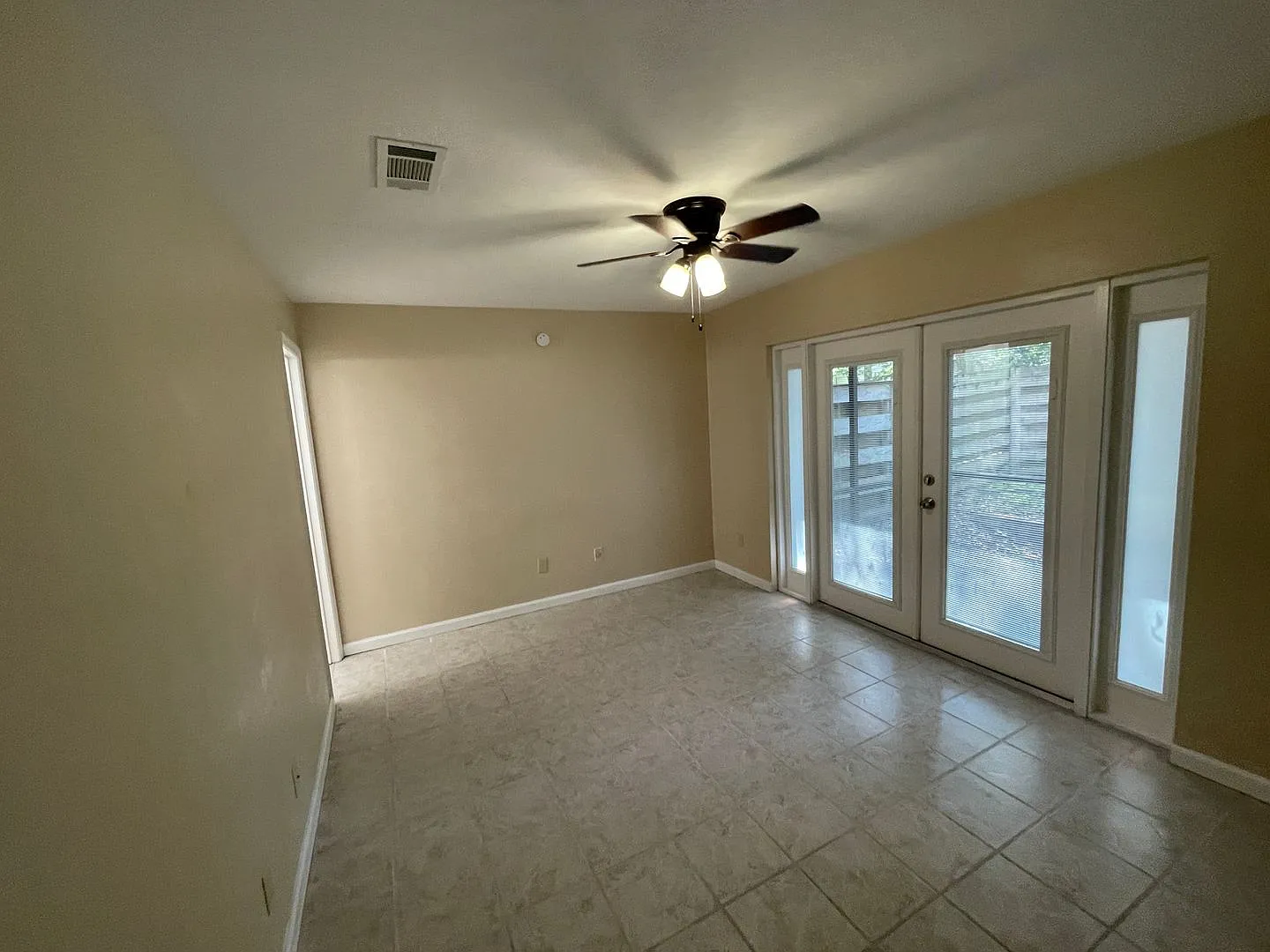 Beautiful 2 Bed / 2 Bath Brick Condo — Photo 2