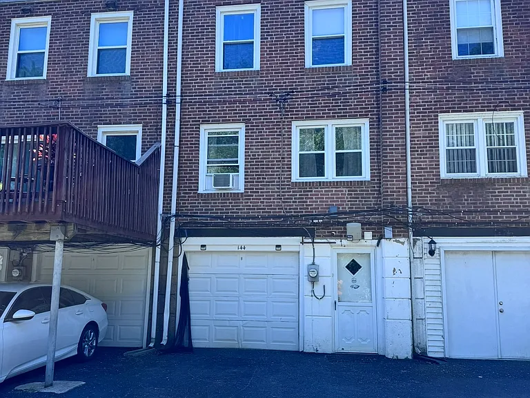 144 S Academy Ave — Photo 8