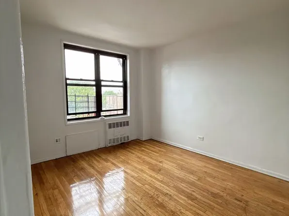 140-15 Holly Avenue image 3 of 6