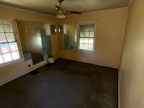 5th image of 318 Sharman St