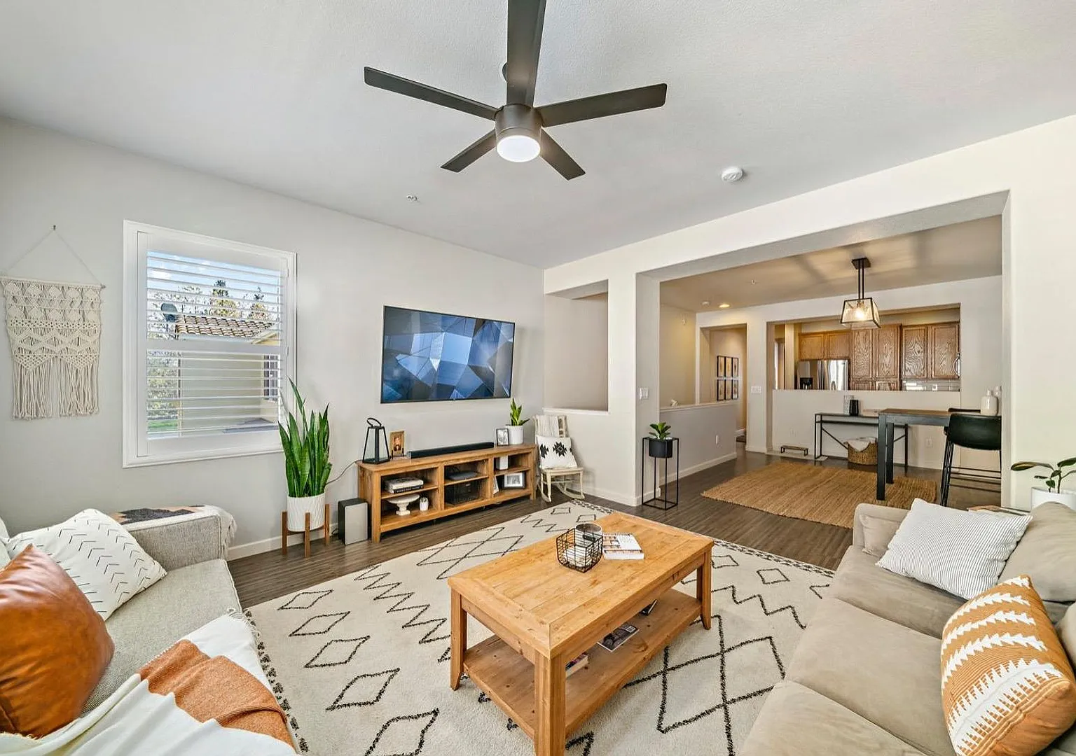 Beautiful 2 bed 2 bath located in Elk Grove! — Photo 4