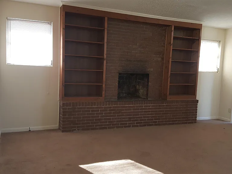208 Latonea Dr — Photo 2