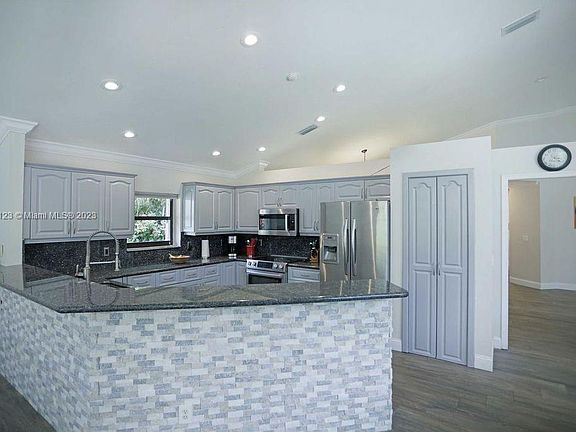 4th image of 1045 Poplar Cir