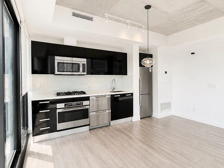 224 King St W #3001 — Photo 2