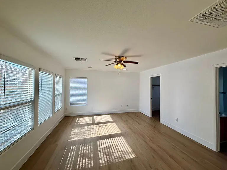 7983 Dutch Villas St — Photo 10