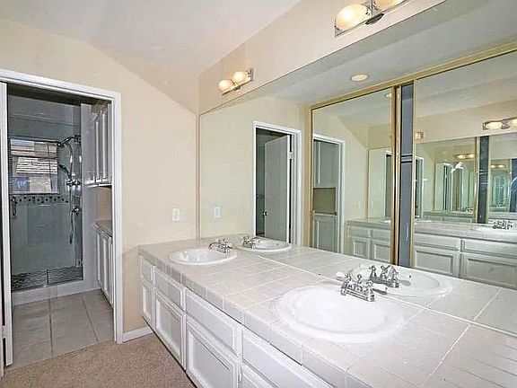 5th image of 3194 Morning Way San Diego Cir #92122