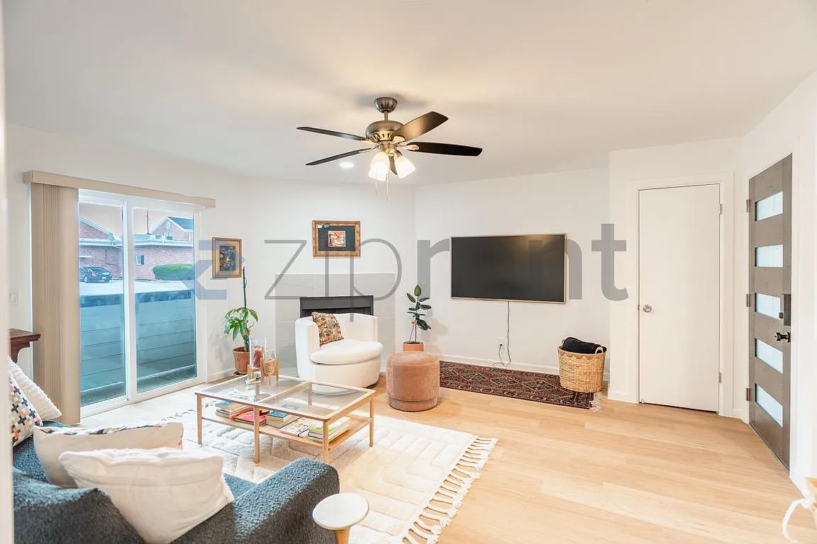Davis Square Condominiums — Photo 3