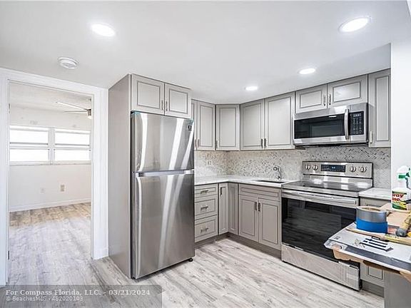 5th image of 1110 N Riverside Dr APT 20