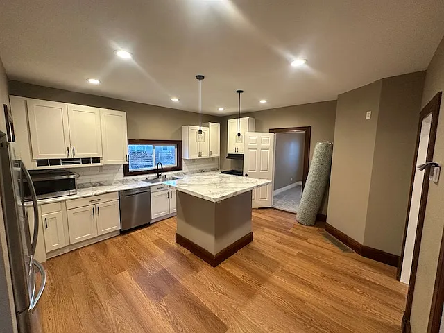 4 bed, 2.5 bath, 1718 sqft, $1,500 — Photo 3