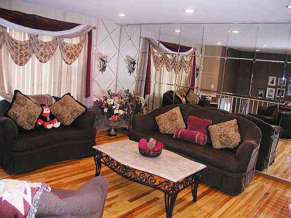 Living Room w/Hardwood Floors 