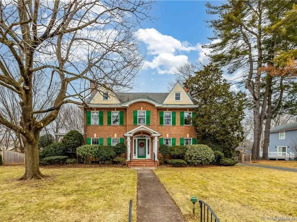 125 Quaker Lane North, West Hartford, CT 06119