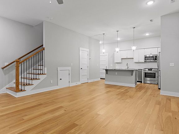 4th image of 929 S Greenwood Ave