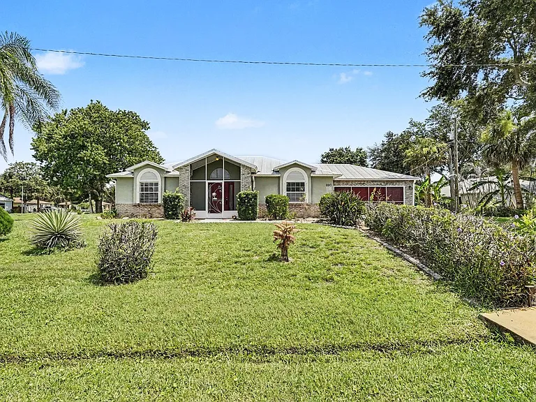 880 Vocelle Ave — Photo 1