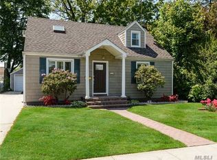 272 Cornwell Ave, Williston Park, NY 11596
