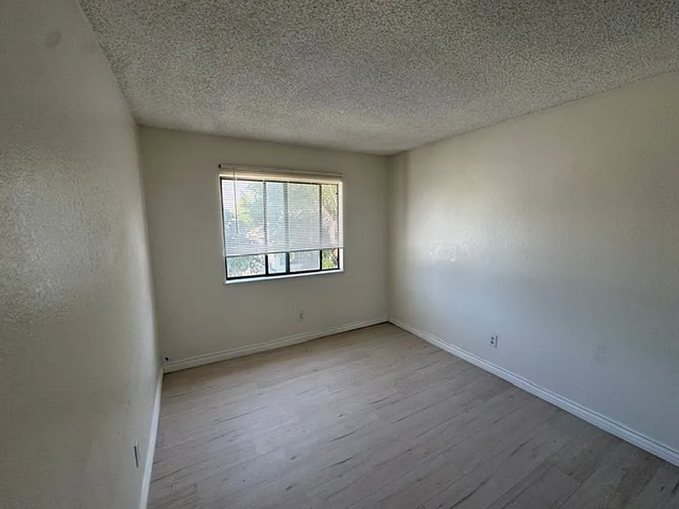 409 Wimbledon Dr — Photo 14