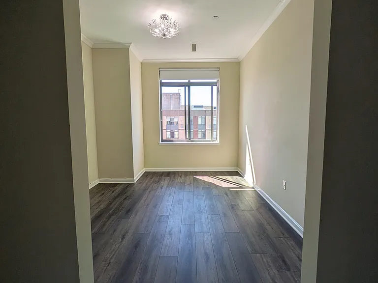 Mirrored sliding glass door closets to the left and right separate the bathroom and bedroom
