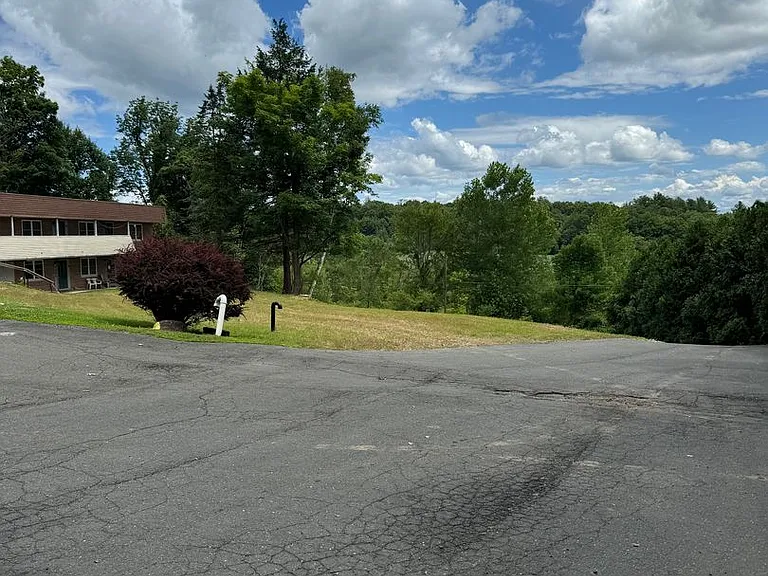 59 College Hwy #13 — Photo 4