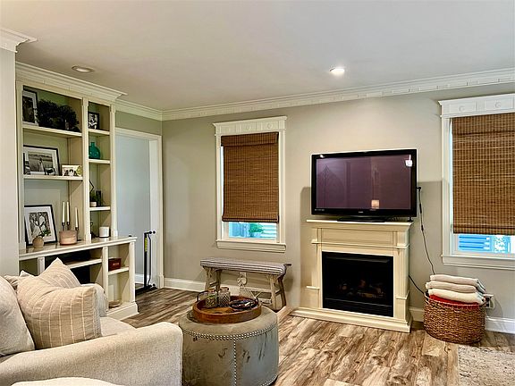 3rd image of 409 Westview Dr
