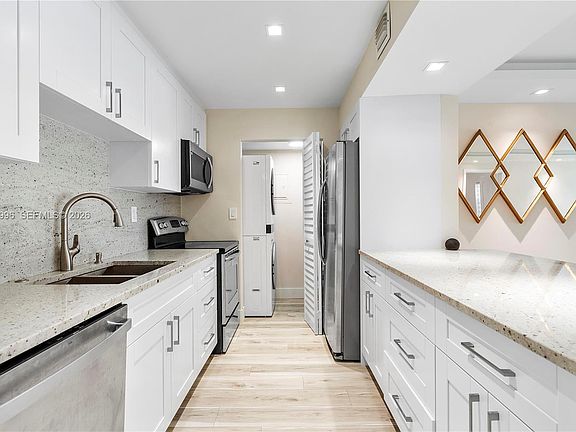 3rd image of 230 Lakeview Dr APT 106