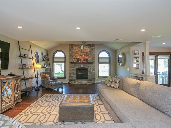 4th image of 3 Deforest Ct