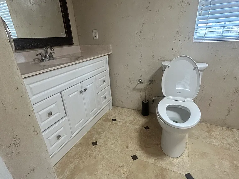 4843 Lexington Ave — Photo 8