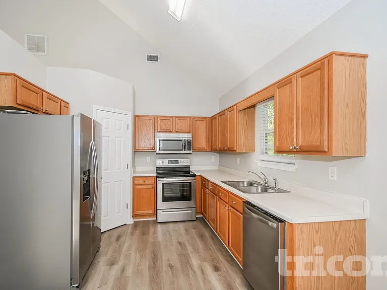 665 Skyline Dr — Photo 4