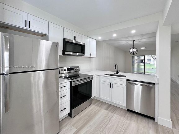 5th image of 9955 Nob Hill Ct
