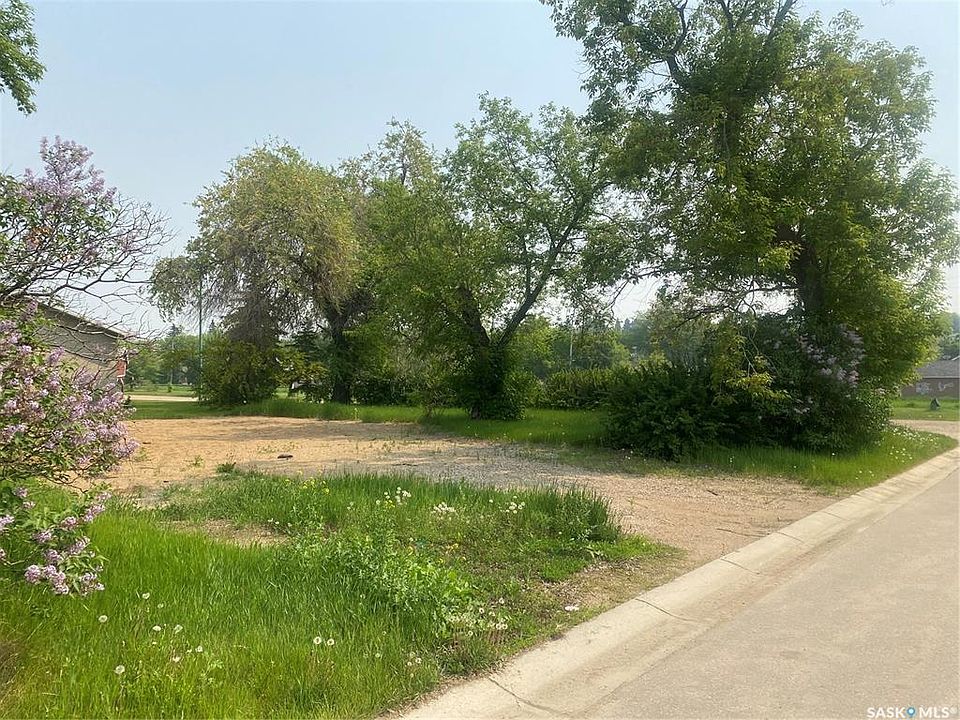 2nd image of 790 16th STREET W