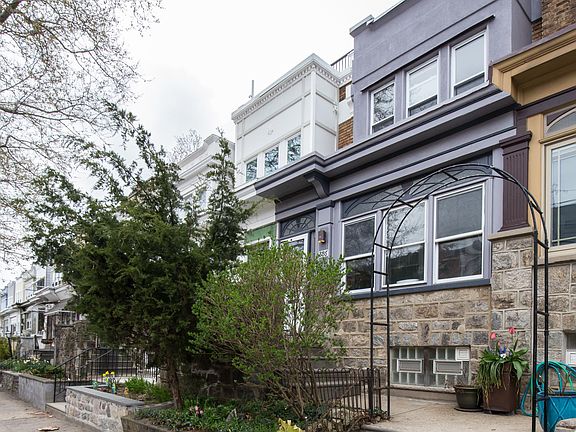 2nd image of 886 Corinthian Ave #2