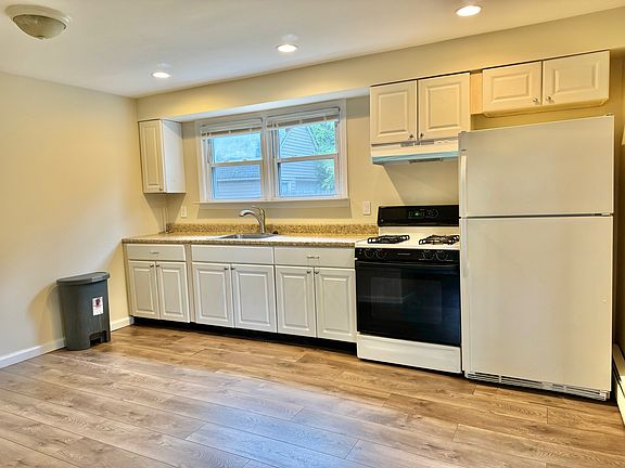 4th image of 9 Center Garden Blvd #2