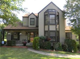 617 W Parliament Dr, Coraopolis, PA 15108