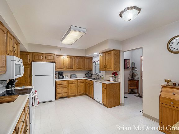 3rd image of 1510 Meadowbrook Ln