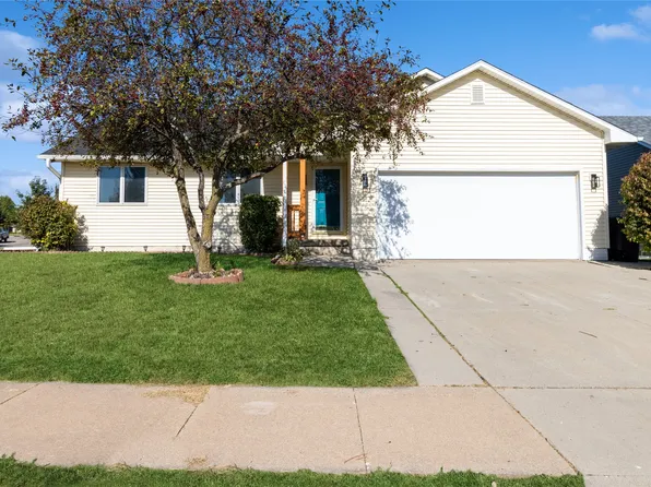 2628 Bent Ridge Ct, Des Moines, IA 50320