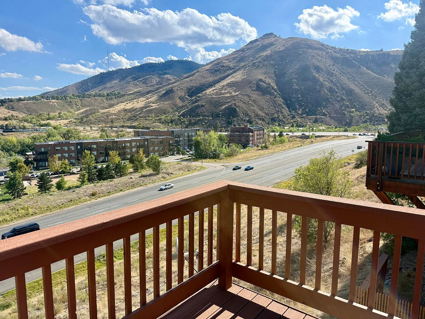 Charming Golden Home with Mountain Views - Don't Miss Out! — Photo 3