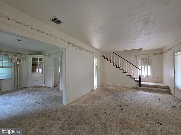 5th image of 10 Mylin Ave