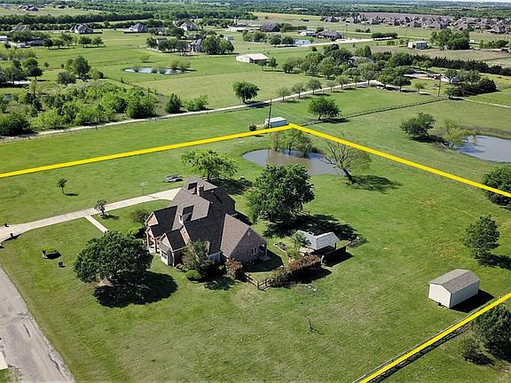 2nd image of 220 Meadowpark Ln
