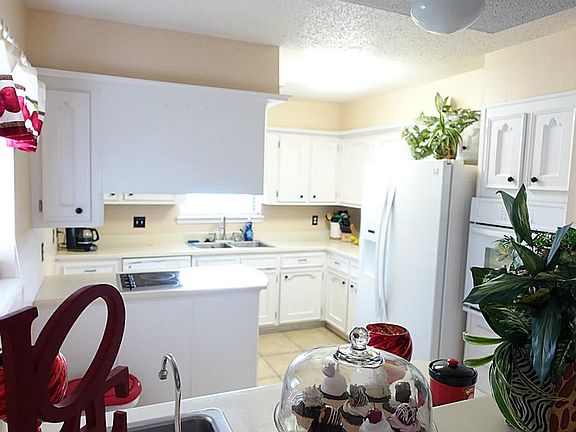 3rd image of 905 Paulette Dr