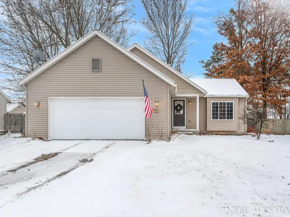 1105 Sprucewood Dr, Greenville, MI 48838