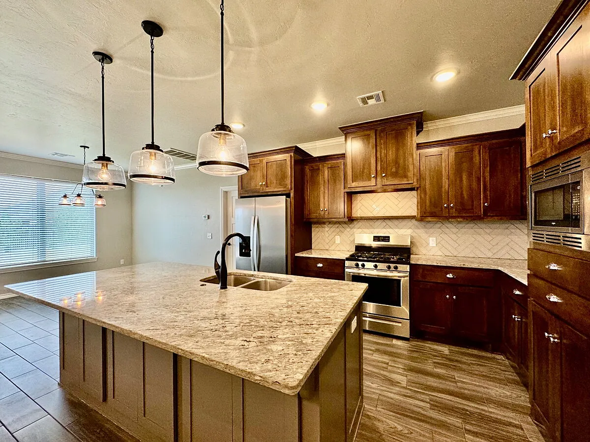 4 bed, 2.0 bath, 2200 sqft, $2,595 — Photo 4