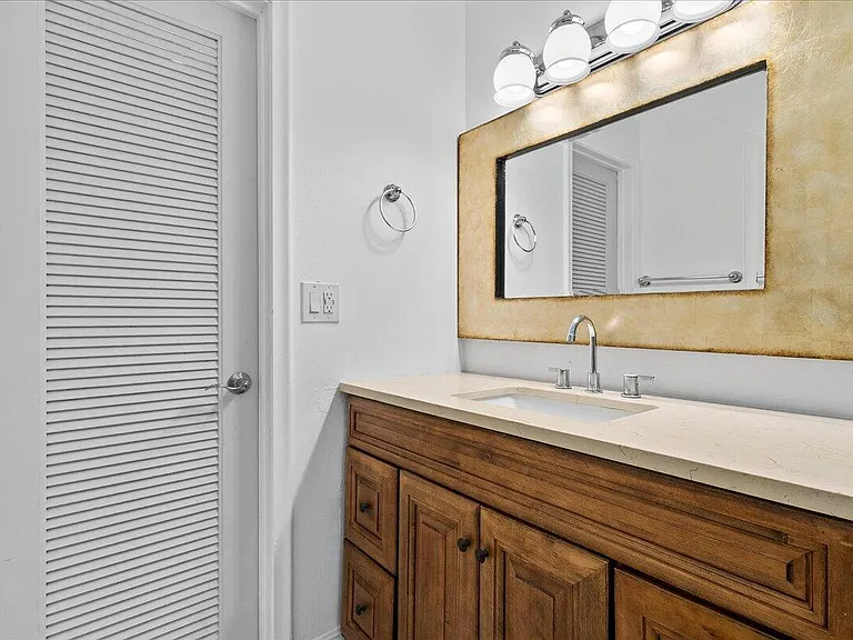 220 Country Ln #B — Photo 14