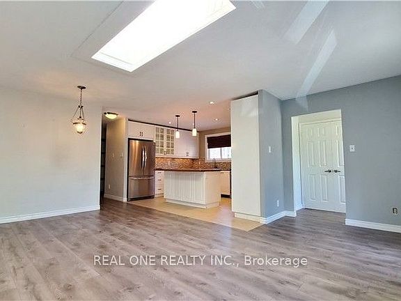 5th image of 133 McCraney St W
