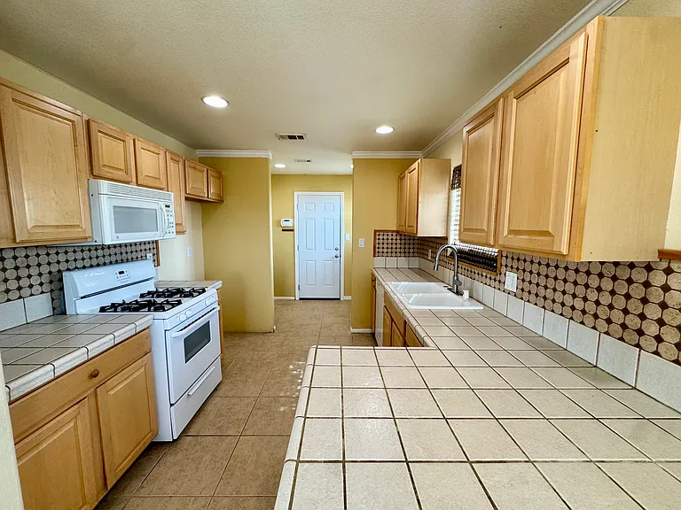 9000 Underwood Ave — Photo 8