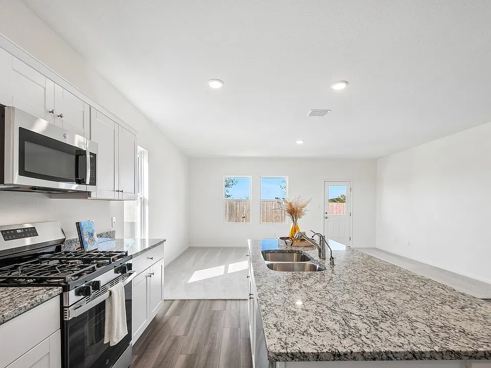 1305 Morris Loop