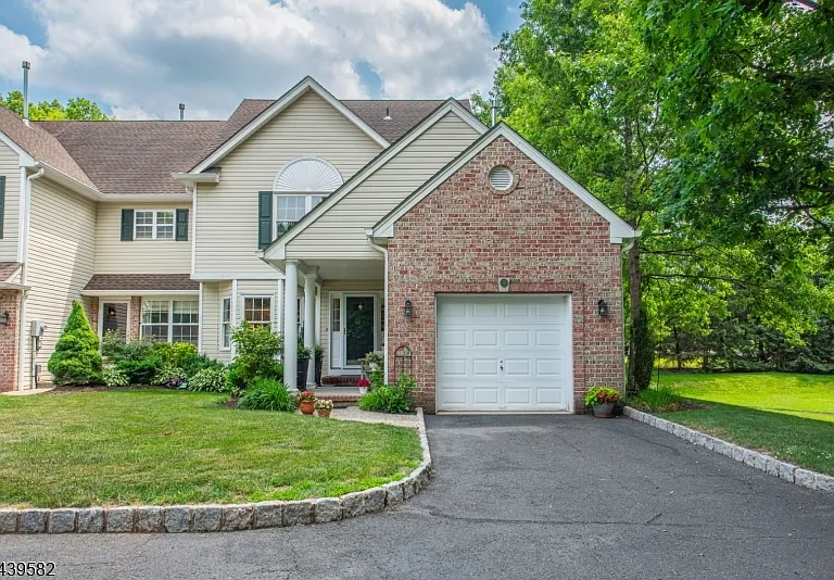 31 Cooper Ln — Photo 2