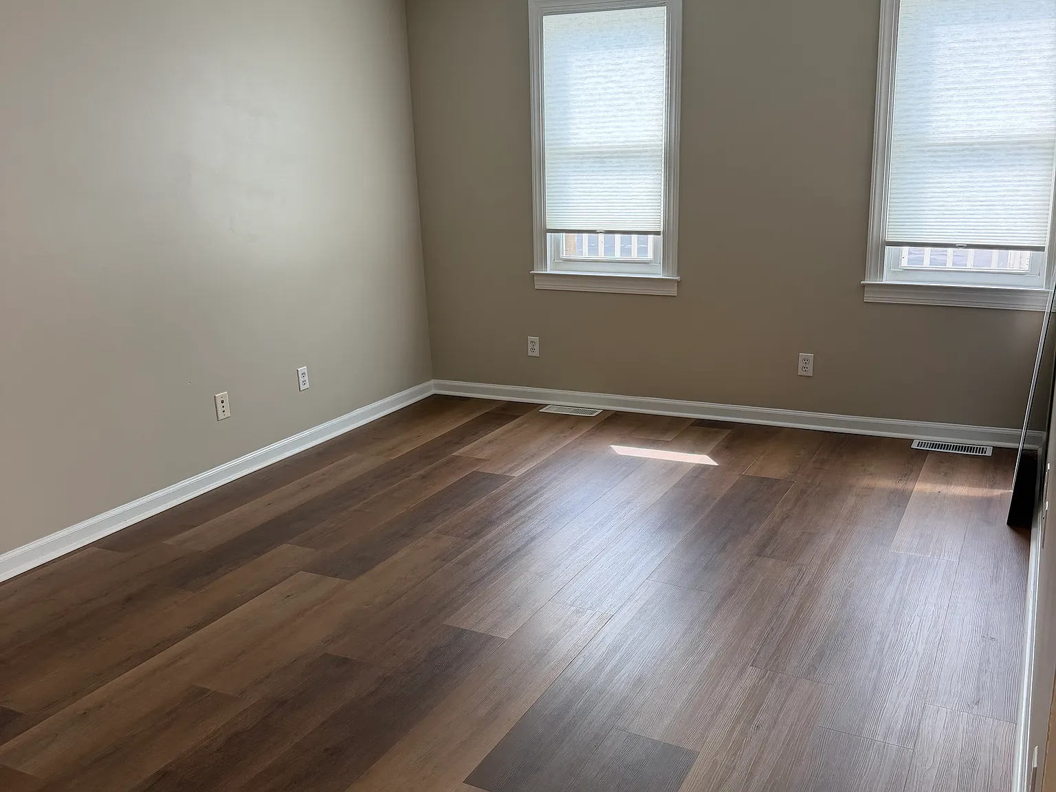 2 bed, 1000 sqft, $1,375 — Photo 4