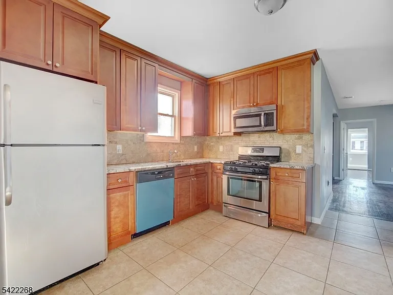 156 Crystal St — Photo 2