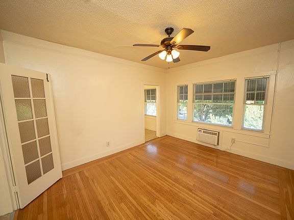 3rd image of 818 25th St APT 314
