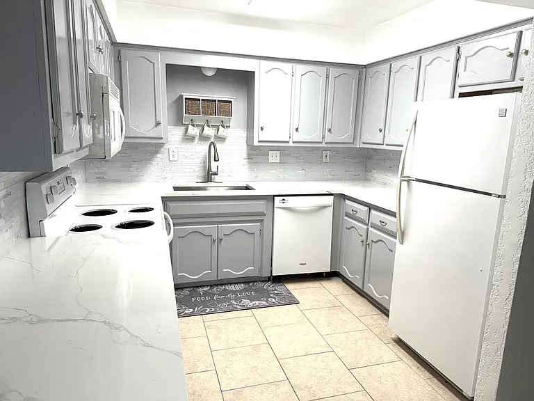 414 E Hazelwood St — Photo 3