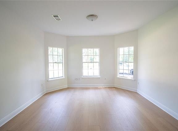 2nd image of 902 E Hanson Ave