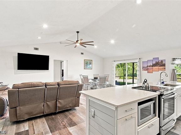 3rd image of 1133 SW 13th St